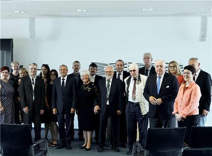 Die geehrte, Brunhilde Stürmer, mit Familie und Freunden. Bürgermeister Johannes Bell, Ortsbürgermeister Rolf Hans und Landtagsmitglied Guido Ernst gehörten zu den ersten Gratulanten. Foto: Ortsgemeinde Niederzissen