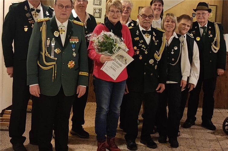 Die geehrte Heike Schneider im Kreise der Vorstandsmitglieder und dem Bezirksbundesmeister Alfred Degen