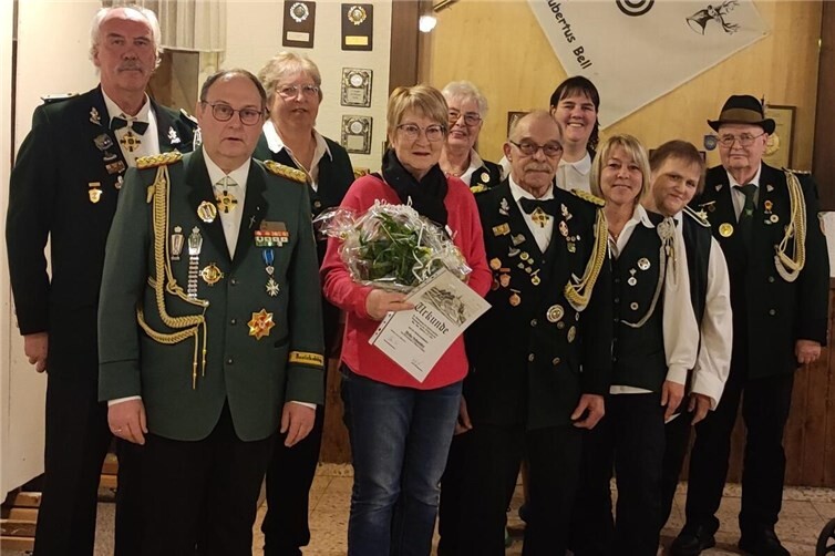 Die geehrte Heike Schneider im Kreise der Vorstandsmitglieder und dem Bezirksbundesmeister Alfred Degen.