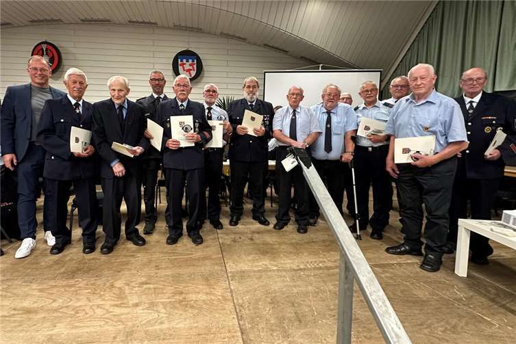 Ein Hoch auf die Kameraden: Langjährige Treue zur Feuerwehr gewürdigt Die geehrten Alterswehrkameraden, die seit mehr als 50 Jahren die Uniform der Freiwilligen Feuerwehr tragen. Fotos: Stefan Pauly/VG-Verwaltung Mendig