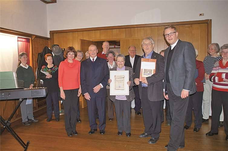 Die geehrten Inge Höllen und Jürgen Schäfer (M.) im Kreise ihrer Chorschwestern und -brüder. privat