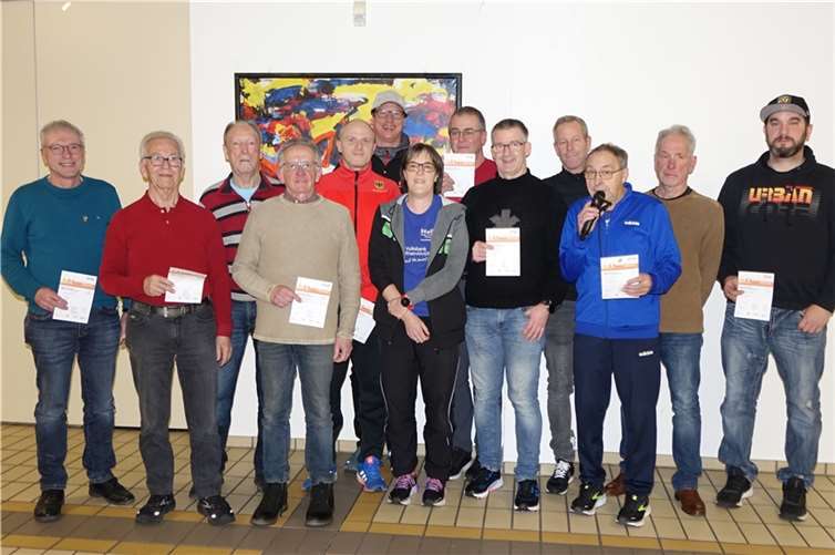 Örmser kleine und große SportlerInnen freuten sich über Ehrungen Die geehrten Männer mit Abteilungsleiter Kurt Schüller (am Mikro). Fotos: Jürgen Grab