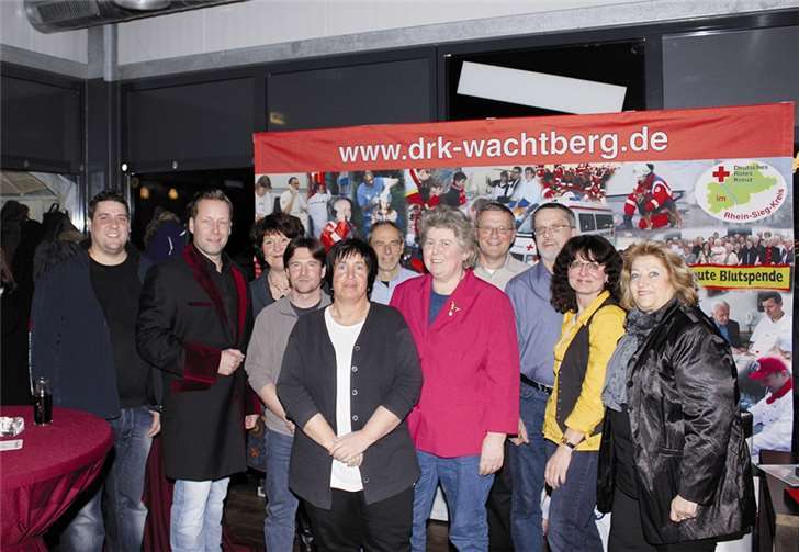 Die geehrten Mehrfachblutspender/innen mit Danyel Gurè(2.v.l.), Michael Bau (1.v.l.) und Gerda Bensel (3.v.l.). privat