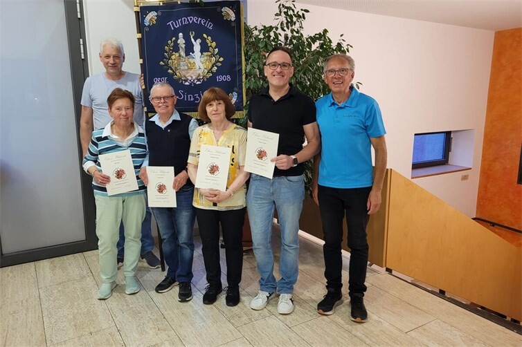 Die geehrten Mitglieder Peter Langelage, Elke und Joachim Kube, Elisabeth und Thomas Schäfer mit dem 1. Vorsitzenden Roland Janik.