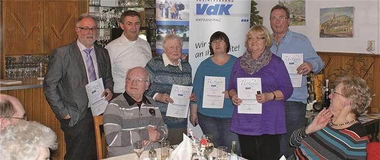 Die geehrten Mitglieder Werner Loosen (Vorsitzender), Andreas Peifer (Kreisvorsitzender) Helma Geisen, Ursula Junglas, Helga Cornely und Jürgen Geissler.  Privat