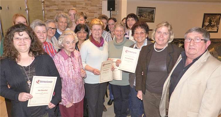 Die geehrten Mitglieder des Turnverein Bad Breisig freuten sich über die Urkunden und Anstecknadeln.privat