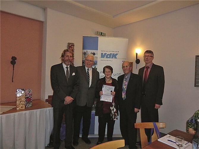 Die geehrten Mitglieder erhielten Treueurkunde und -nadel sowie eine Gratulation von Bürgermeister Norbert Bahl.privat