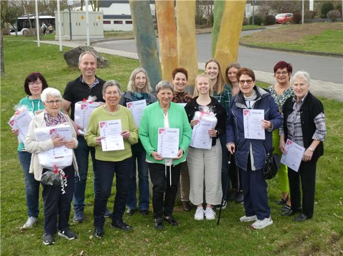 Die geehrten Mitglieder erhielten eine Urkunde. (Einige zu ehrende Mitglieder der TG Polch konnten am obligatorischen Fototermin leider nicht teilnehmen.)  Fotos: R. Schlich
