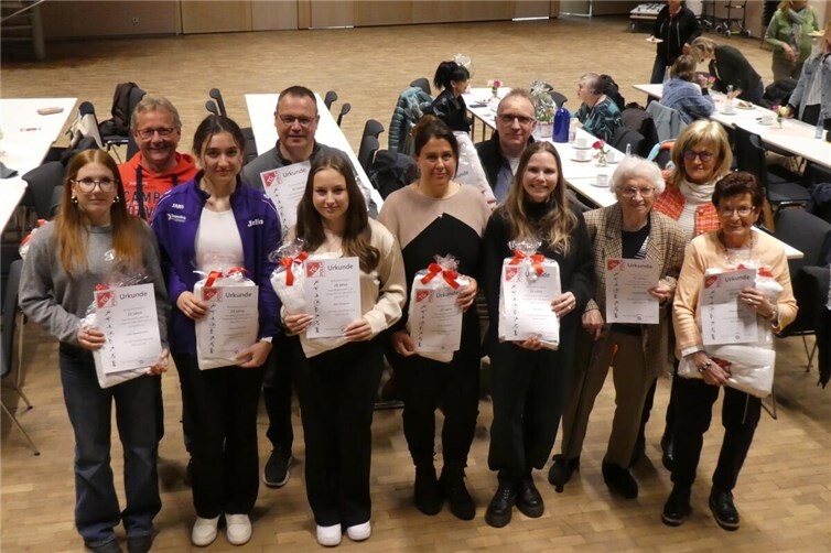 Die geehrten Mitglieder freuen sich über die Anerkennung.