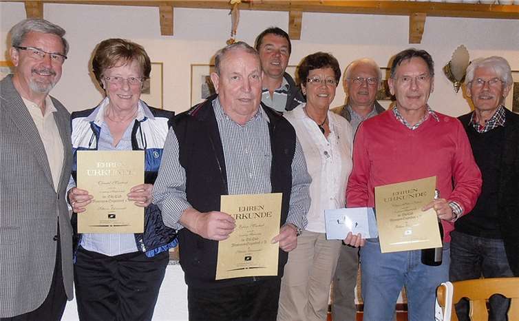 Die geehrten Mitglieder für 25- und 50-jährige Mitgliedschaft mit dem Vorsitzenden und Stellvertr. Vorsitzenden des Ski-Clubs, v.li. Stellvertr. Vorsitzender Dieter Melsbach, Christel und Edwin Muscheid, Bernd Hoffmann, Marlene Freisberg, Gerhard Neumann, Hans-Peter Klein und Vorsitzender Jörg Glinitzki. privat