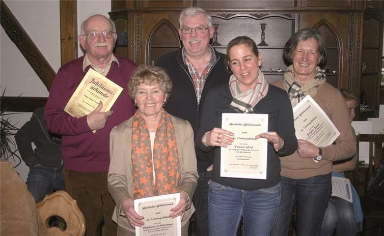 Die geehrten Mitglieder mit dem 2. Vorsitzenden. Von links: H.-P.Schäfer, M.Scheibenbogen, H.Kornfeld, T.Werf und B.Busch. RÜ