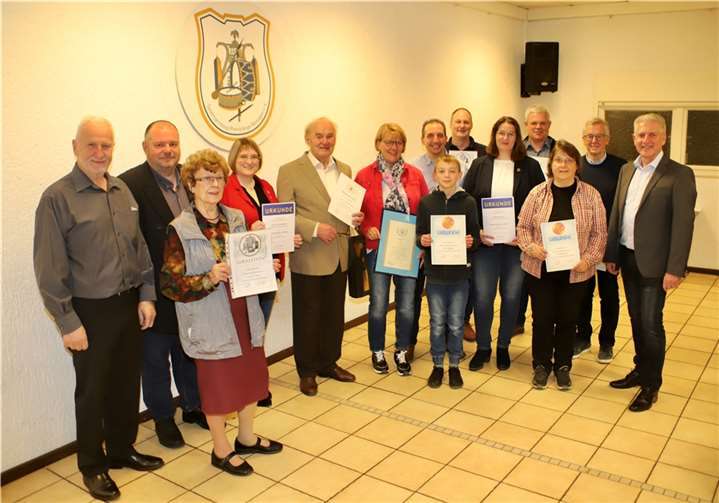 Die geehrten Mitglieder mit ihren Urkunden.  Foto: privat