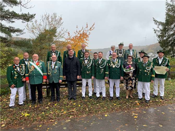 Die geehrten Mitglieder und die Ehrengäste des Kirmesfrühschoppen der Schützenbruderschaft Rieden.  Foto: Kerstin Unnützer