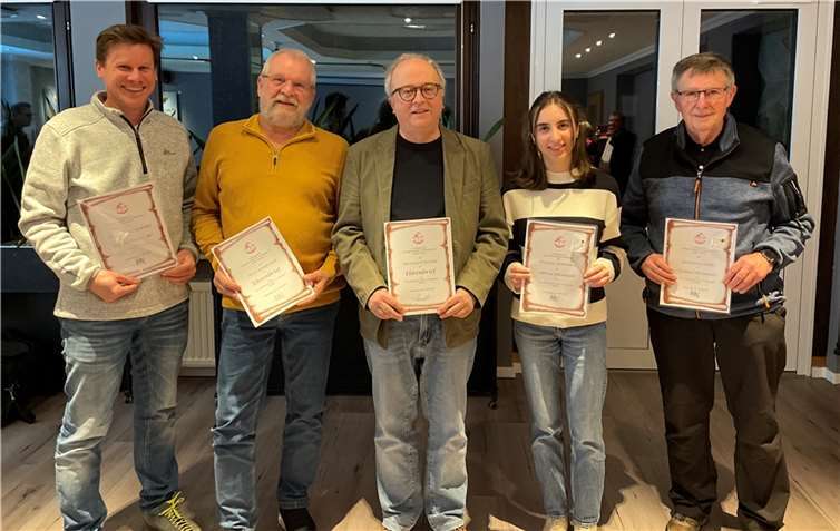 Die geehrten Mitglieder v.li.. Nico Lergenmüller, Rudi Schick, Gerd Michaely, Lisa Weberskirch und Erwin Müller.  Foto: Andreas Heinrich