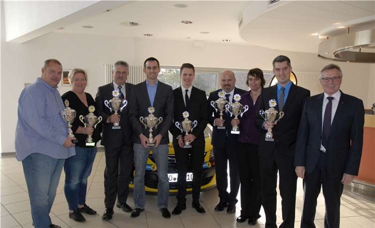 Die geehrten Piloten des MSC Adenau v.l.n.r.: Patrick Weber, Sonja Ackermann (Classic Sport), 1.Vorsitzender MSC Adenau Alfred Novotny, Manuel Metzger (Langstreckensport), Nico Menzel (Rundstreckensport), Renè Göbbels, Tina Stange, Marco Bürger (alle GLP Sport), Vorsitzender ADAC Mittelrhein Dr. Klaus Manns.ADAC