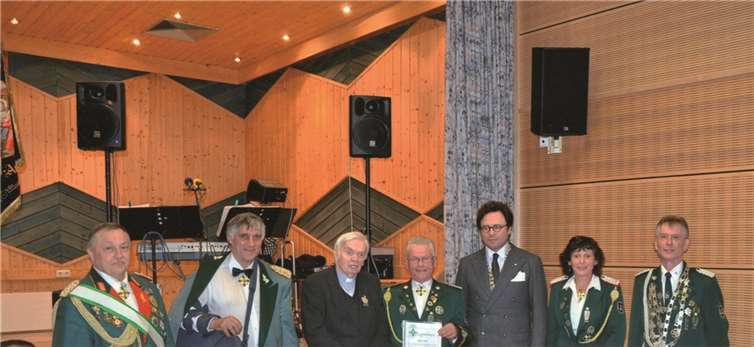 Die geehrten Präses Josef Schrupp (3.v.l.) und Michael Müller (4.v.l.) im Kreise der Gratulanten Hubert Mohr, Norbert Steffens, Dr. Emanuel Prinz zu Salm-Salm, Monika Rausch und Ernst Rausch (v.l.). privat