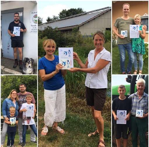 Die geehrten Schwalbenfreunde: oben links: Familie Dümler, unten links: Familie Hüsch, oben rechts: Ehepaar Kuschefski, unten rechts: Klaus Sanner mit Enkel und in der Mitte: Anette Aller vom Wiesenhof in Maxsain (rechts) und Schwalbenbeauftragte Petra de Quintanilha Mantas vom NABU Montabaur (links).Quelle: Gruppe Montabaur im Naturschutzbund Deutschland