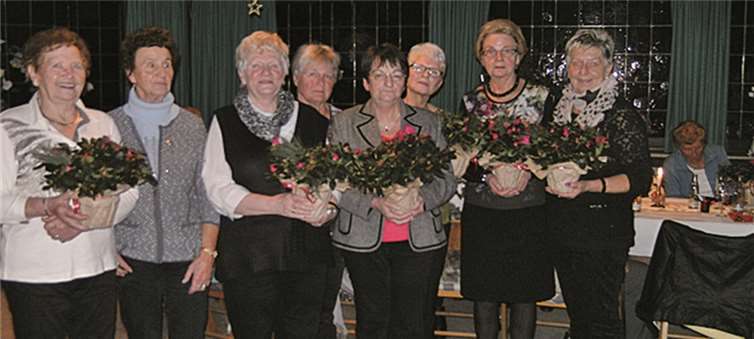 Die geehrten Vereinsmitglieder wurden auch mit Blumen bedacht. privat