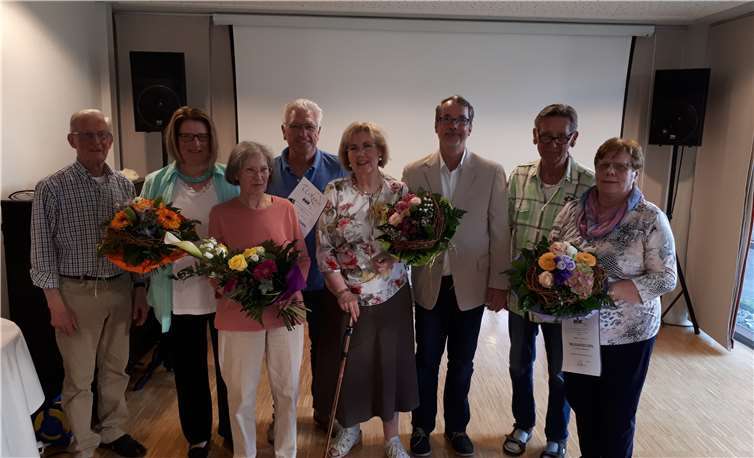 Die geehrten langjährigen Mitglieder des VdK-Ortsverbandes Heddesdorf, v.li.: Joachim Faustmann, Bärbel Grüber, Ursula Rittel, Petra Sassin, Sven Lefkowitz, Jürgen Gossmann, Christine Bergmann.privat