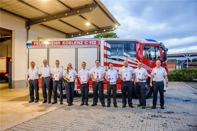 Die geehrten und beförderten Einsatzkräfte der Einheit Arenberg/Immendorf mit Einheitsführer Timo Töpfer sowie Leiter des Amt für Brand- und Katastrophenschutz Koblenz Meik Maxeiner. Foto: privat