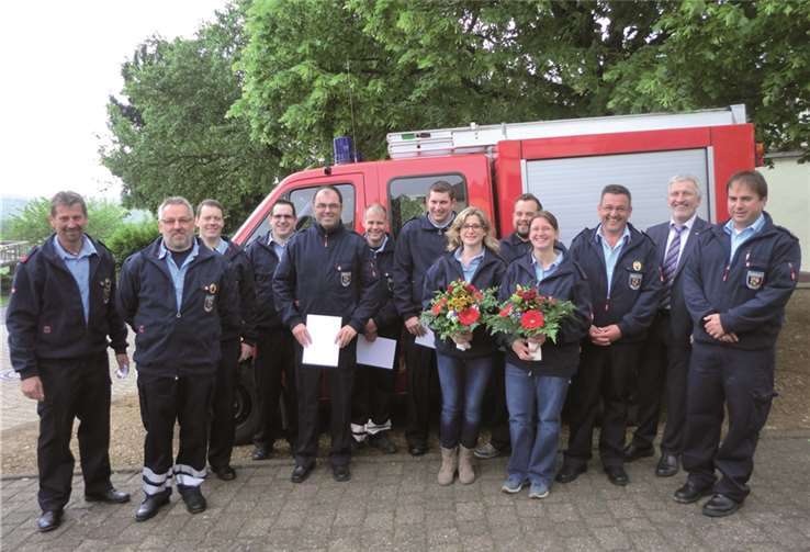 Die geehrten und beförderten Feuerwehrmänner (Frauen) mit Bruno Seibeld.Privat