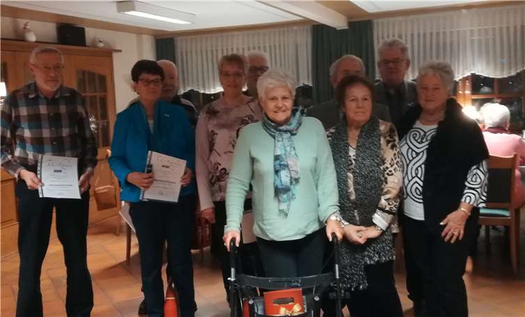 Die geehrten von links, Hermann-Josef Krumscheid 10 Jahre, Rosemarie Waldorf 20 Jahre, Erwin Steinebächer 20 Jahre, Ramona Laskosky 10 Jahre, Vorsitzender Josef Over, Helene Kagel 30 Jahre, Wilhelm Langhans 10 Jahre, Brita Langhans 10 Jahre, Kassierer Jürgen Schmitz, Iris Mohr 10 Jahre. Fotos: privat
