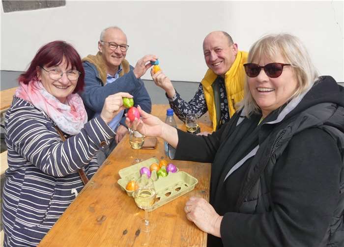 Die gefärbten Hühnerprodukte mit der härtestenSchale gingen beim „Kibben“ in der Regel als Sieger hervor.