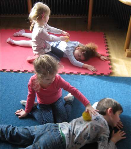 Die gegenseitige Igelball-Massage genossen sie sichtlich.