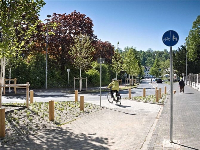 Die gegenüberliegende Seite an der Waisenhausstraße ist aus Richtung Gutenbergstraße über die beiden neuen Bordsteinabsenkungen nun gut erreichbar. Die entsiegelten und neu gestalteten Grünflächen sind deutlich erkennbar.