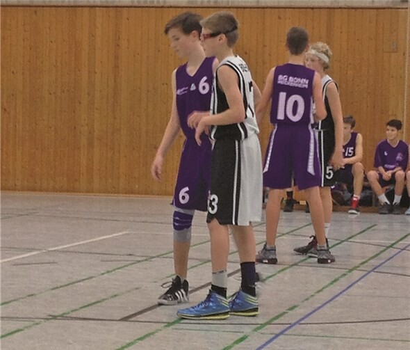 Die gegnerischen Basketballer deckten sich gegenseitig.privat