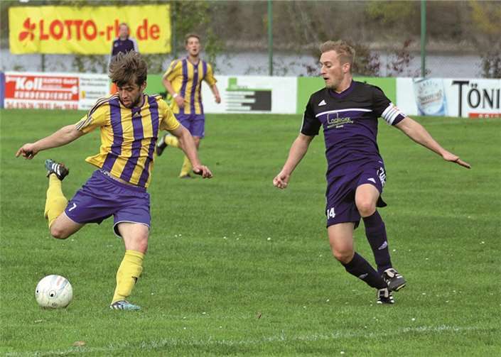 Die gegnerischen Spieler kämpfen um den Ball. privat