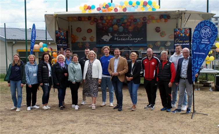 Die geladenen Ehrengäste der Kick-Off-Veranstaltung des Projekts „Sport vernetzt“ gemeinsam mit dem vor Ort Verantwortlichen der Grundschule und des Fördervereins. Fotos: KH