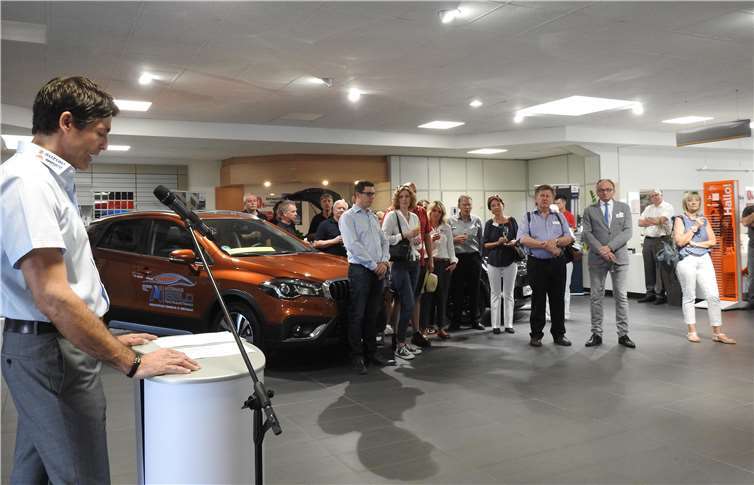 Die geladenen Gäste verfolgten die Ansprachen der Geschäftsführung.