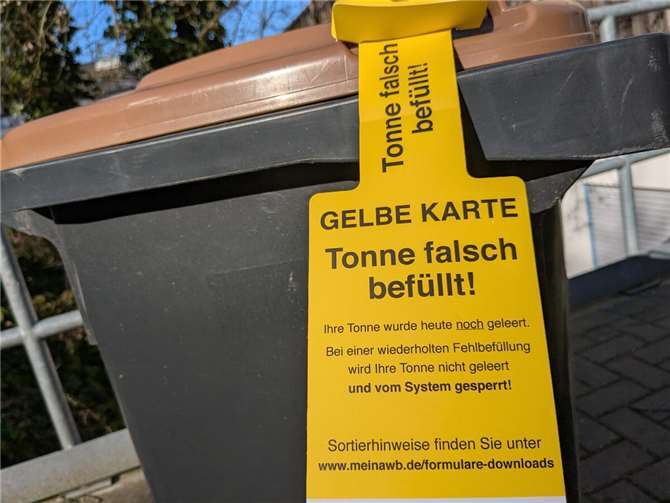 Die gelbe Karte dient zur Information der Bürgerinnen und Bürger, dass eine Fehlbefüllung vorliegt.  Foto: AWB Ahrweiler AöR
