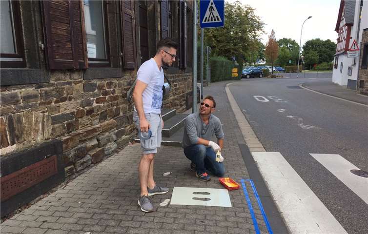 Die gelben Füße werden an den Stellen gesprüht, die als sichere Überquerung gelten.privat