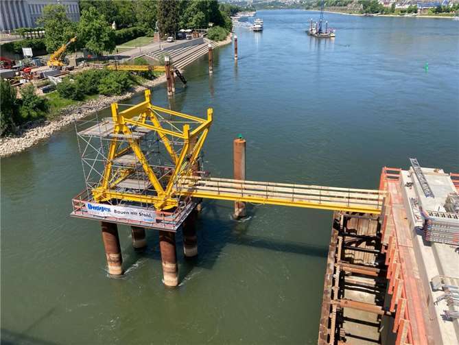 Die gelben Hilfskonstruktionen werden in den kommenden Wochen auch an Samstagen verschweißt. Eine Hilfskonstruktion befindet sich schon auf der Hilfsplattform auf dem Rhein.  Foto: Stadt Koblenz/ Manuel Link