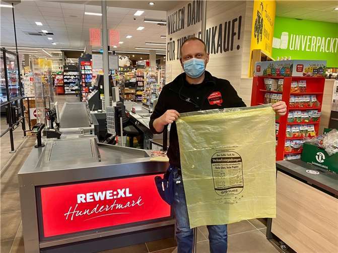 Die gelben Säcke sind ab dem 1. Januar 2022 im REWE-CENTER in Mendig erhältlich. Foto: Verbandsgemeinde Mendig