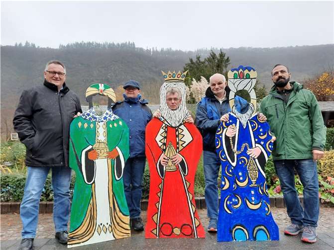 Die gelungenen Drei Könige präsentieren (v.l.): Werner Schaub (Holzarbeiten), Thomas Luckas, Jürgen Neidhardt und Jürgen Knevels (Künstler) sowie Bahram Najafi-Bahari (Kunsttherapeut).  Foto: privat