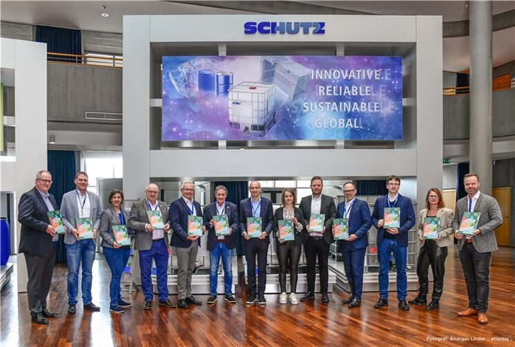 Die gemeinsame Ausbildungsinitiative der drei Landkreise Altenkirchen, Neuwied und Westerwaldkreis, der Wirtschaftsförderungen und der Gemeinschaftsinitiative „Wir Westerwälder“ bietet die wohl umfangreichste Übersicht zu den Karriere- und Ausbildungsmöglichkeiten in der Region.  Foto: Andreas Linder