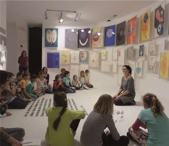 Die gemeinsame Bildanalyse inspirierte die Hortkinder und verhalf zu kreativen Erstlingswerken.privat