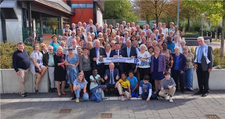 Die gemeinsame Gruppe von „Meckenheimern“ und „Le-Méern“ mit ihren beiden Bürgermeistern Holger Jung und Franck Vernin.  Quelle: Bürgerverein Meckenheim