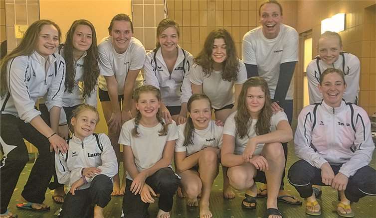 Die gemischte Frauenmannschaft des TV Rheinbach bei ihrem Besuch des DMS Wettkampfes im Hardtbergbad Bonn.privat