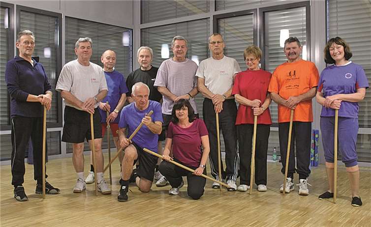 Die gemischte Gymnastikgruppe hat viel Freude an Bewegung.  privat