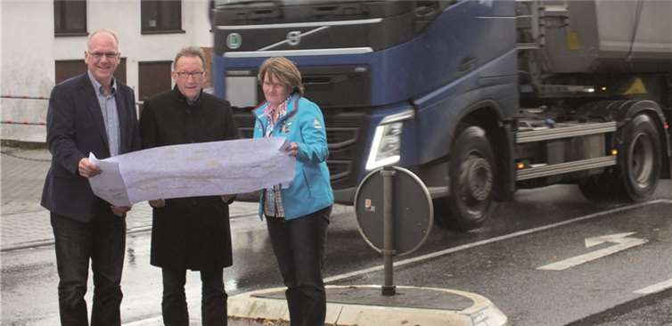 Die geplante Ortsumgehung Straßenhaus war Thema einer Zusammenkunft des heimischen CDU-Bundestagsabgeordneten Erwin Rüddel (Mitte) mit Ortsbürgermeisterin Birgit Haas und CDU-Ratsherr Jürgen Mertgen. Büro Erwin Rüddel
