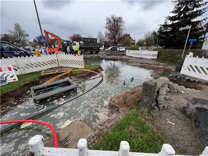 Die geplatzte Wasserhauptleitung am Raiffeisenring überschwemmte den Kreuzungsbereich am Ohligspfad. Foto: Stadtwerke