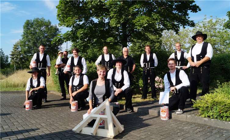 Die gerade losgesprochenen Jung-Gesellen mit Vorstandsmitgliedern der Zimmerer-Innung Bonn - Rhein-Sieg und Mitgliedern des Prüfungsausschusses. Fotos: Zimmerer-Innung Bonn - Rhein-Sieg