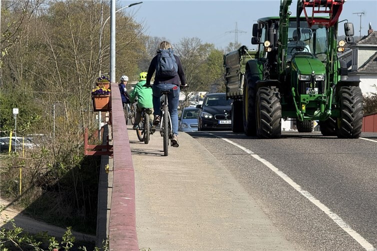 Die geringe Fahrbahnbreite der Ahrbrücke an der stark befahrenen Kölner Straße stellt für Radfahrer seit Jahren ein erhöhtes Risiko dar. 