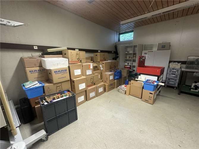 Die gesamte Biologiesammlung wurde in über 60 Kisten verpackt. Foto: privat