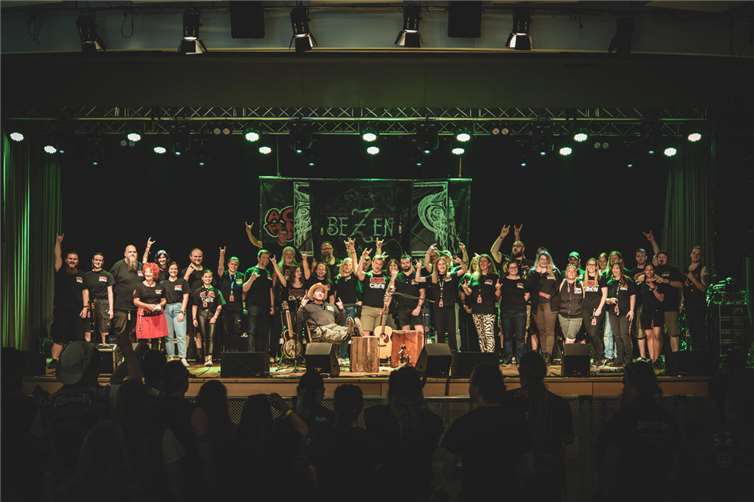 Die gesamte Crew.  Fotos: MARVLO