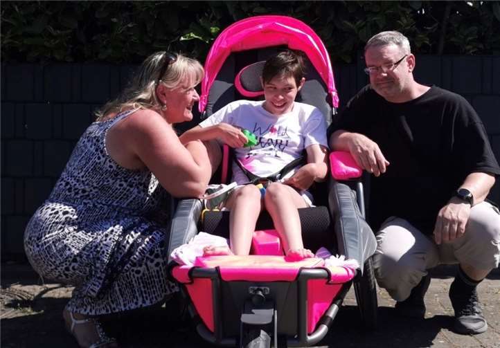 Die gesamte Familie freut sich über die Bereitstellung des tollen Gefährts. Foto: privat